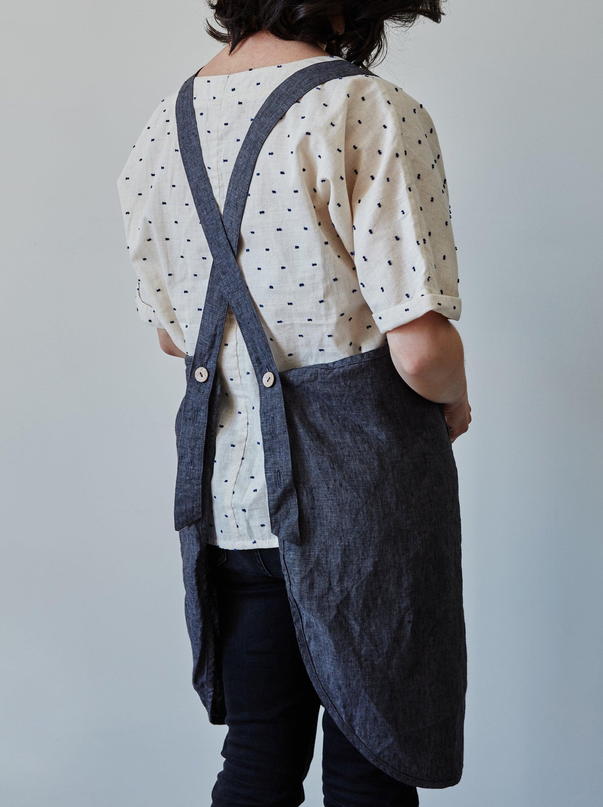 Back of our anthracite linen apron with coconut buttons