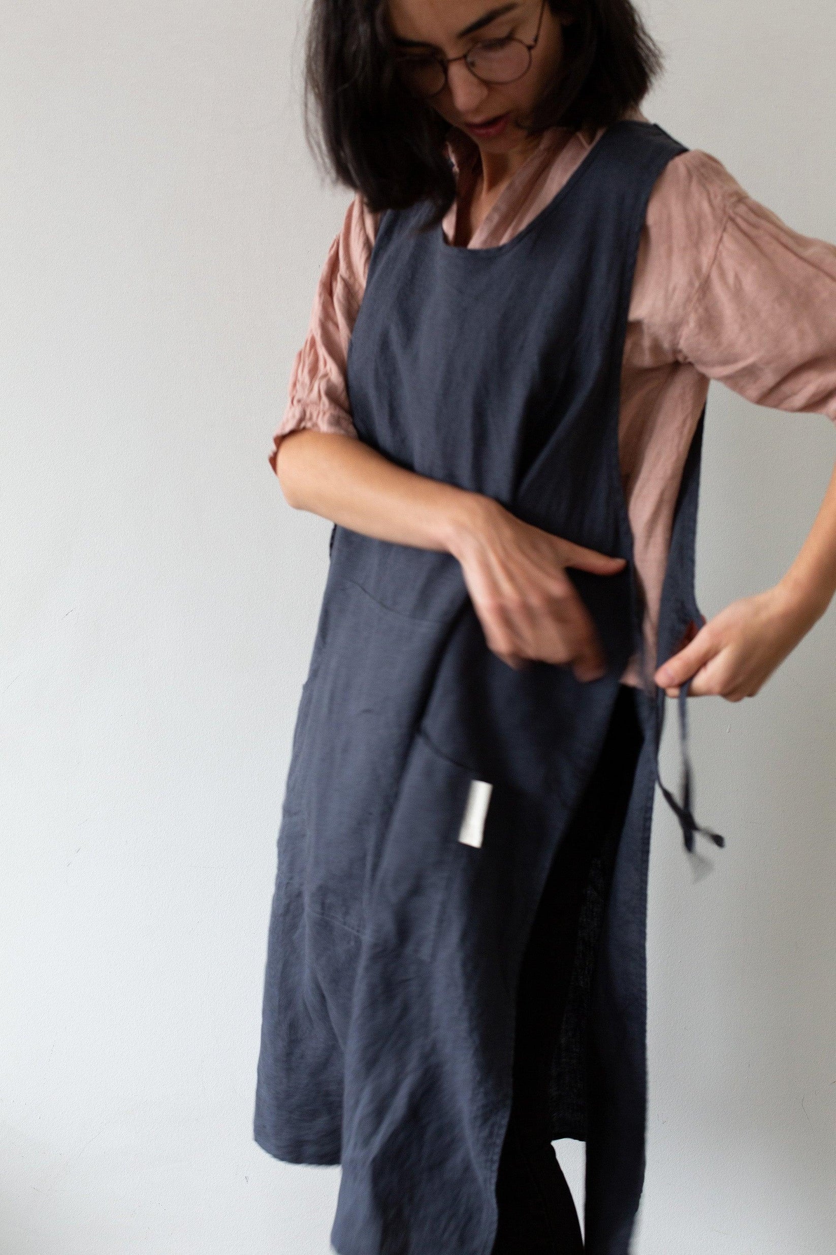 Linen Gardener Apron Dark Grey Linen Aprons Confetti Mill Montreal